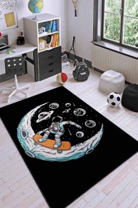 Siyah Kaymaz Taban Uzay Tema Astronotlu Çocuk Halısı AR1161 Siyah Kaymaz Taban Uzay Tema Astronotlu Çocuk Halısı AR1161