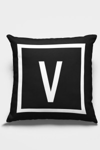 Çift Taraflı Siyah V Harfli Yastık Kırlent Kılıfı KRL618 Çift Taraflı Siyah V Harfli Yastık Kırlent Kılıfı KRL618