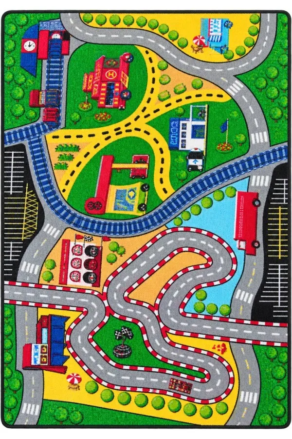 Trafik Temalı Yol Ve Yarış Pisti Desenli Çocuk Odası Halısı Çocuk odasında serili çok renkli trafik temalı çocuk odası halısı, kıvrımlı yol, tren rayı ve araç figürleriyle görülüyor