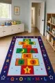 Çok Renkli Seksek Ve Geometrik Desenli Çocuk Odası Halısı Çok renkli seksek oyun halısında numaralı kutular, alfabe harfleri, yıldızlar ve geometrik şekiller yer alır