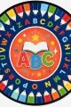 Çok renkli yuvarlak çocuk odası halısında abc harfleri, açık kitap, alfabe halkası ve boya kalemi motifleri