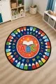 Çok renkli yuvarlak çocuk odası halısında abc harfleri, açık kitap, alfabe halkası ve boya kalemi motifleri