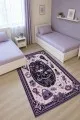 Siyah zeminde kedi karakteri, fiyonk, kalp ve aksesuar motifleri bulunan çok renkli çocuk odası halısı