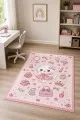 Pembe çocuk odası halısı üzerinde elbiseli kedi, fiyonk, kalp, çanta ve taç motifleri yer alır