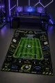 Çok renkli oyun halısı üzerinde futbol sahası, top, kale, skor paneli ve oyun kolu simgeleri yer alır