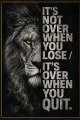 Siyah Aslan Figürlü Motivasyon Yazılı Oyuncu Halısı Tasarımı Siyah oyuncu halısında aslan yüzü, ingilizce motivasyon yazısı ve ince gold çerçeve yer alır
