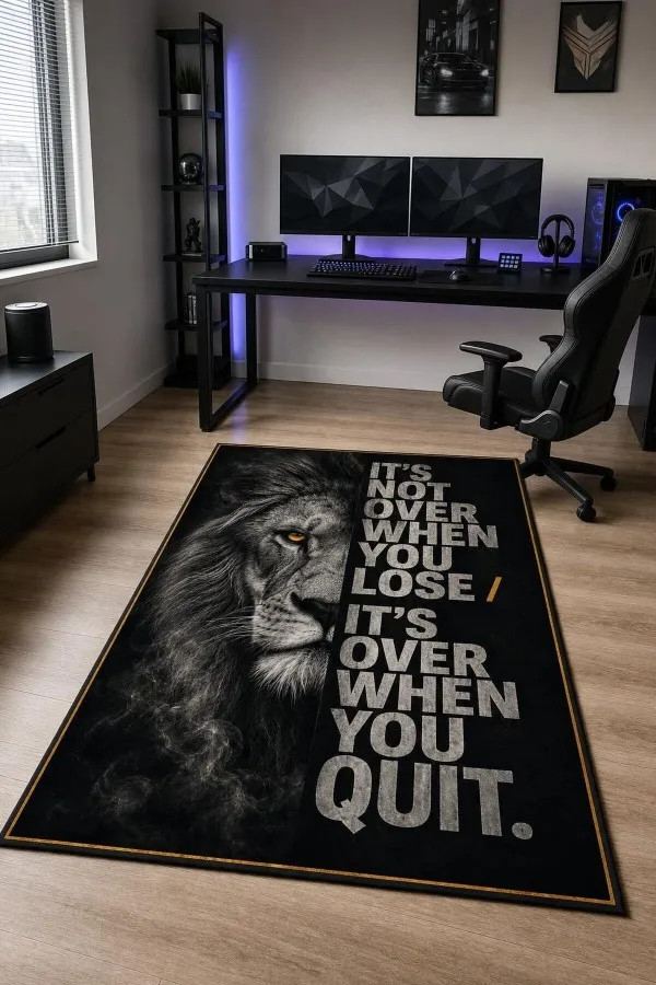Siyah Aslan Figürlü Motivasyon Yazılı Oyuncu Halısı Tasarımı Siyah oyuncu halısında aslan yüzü, ingilizce motivasyon yazısı ve ince gold çerçeve yer alır
