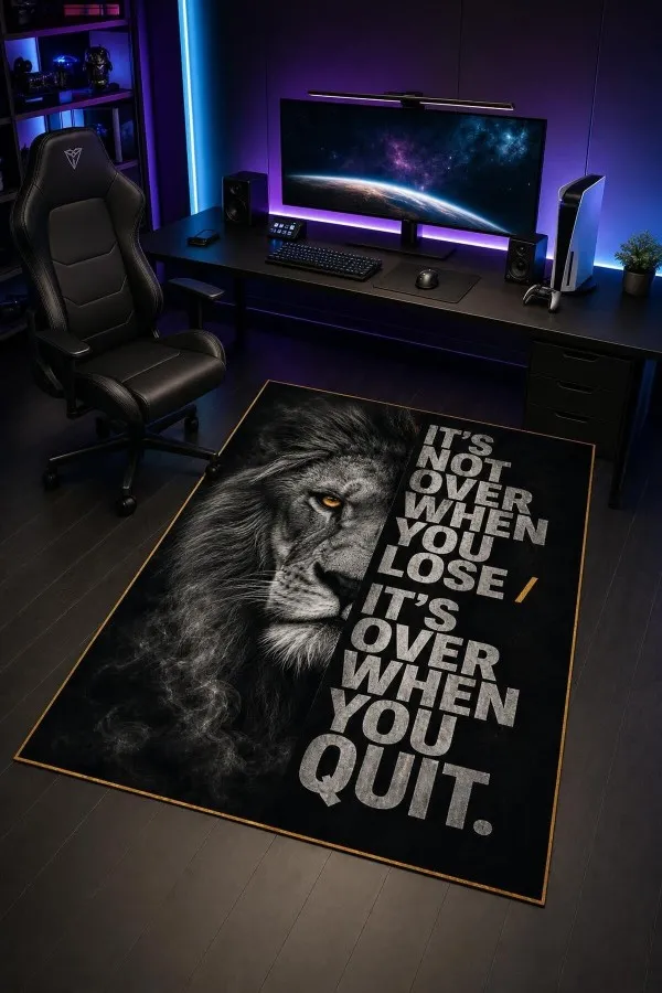 Siyah Aslan Figürlü Motivasyon Yazılı Oyuncu Halısı Tasarımı Siyah oyuncu halısında aslan yüzü, ingilizce motivasyon yazısı ve ince gold çerçeve yer alır