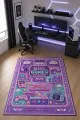 Çok renkli oyuncu halısında girl gamer yazısı, oyun kumandası, kulaklık, klavye ve kalp motifleri görülür