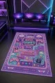 Çok renkli oyuncu halısında girl gamer yazısı, oyun kumandası, kulaklık, klavye ve kalp motifleri görülür