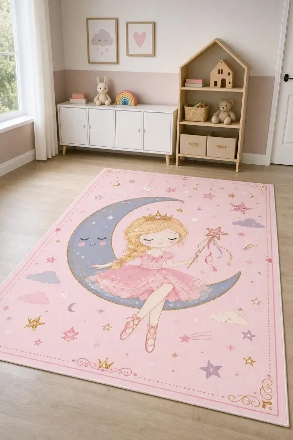 Hilal Üzerinde Prenses Figürlü Pembe Çocuk Odası Halısı Pembe çocuk odası halısında hilal üzerinde taçlı prenses, yıldız, bulut ve küçük ay figürleri