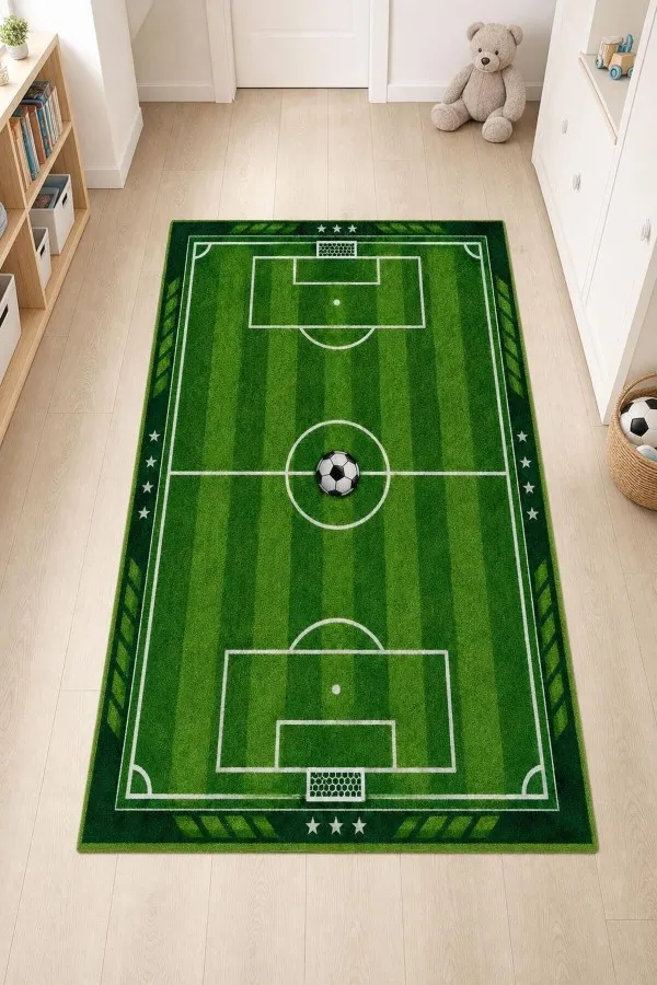 Yeşil Futbol Sahası Desenli Dikdörtgen Çocuk Odası Halısı Yeşil futbol sahası çizgileri, kale ve top motifleri bulunan dikdörtgen çocuk odası halısı