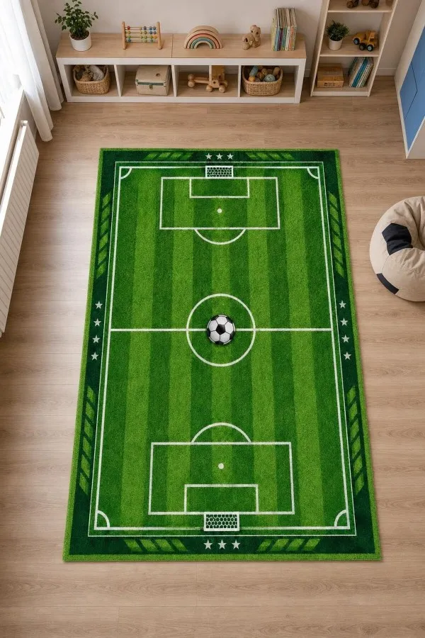 Yeşil Futbol Sahası Desenli Dikdörtgen Çocuk Odası Halısı Yeşil futbol sahası çizgileri, kale ve top motifleri bulunan dikdörtgen çocuk odası halısı