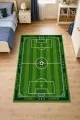 Yeşil Futbol Sahası Desenli Dikdörtgen Çocuk Odası Halısı Yeşil futbol sahası çizgileri, kale ve top motifleri bulunan dikdörtgen çocuk odası halısı