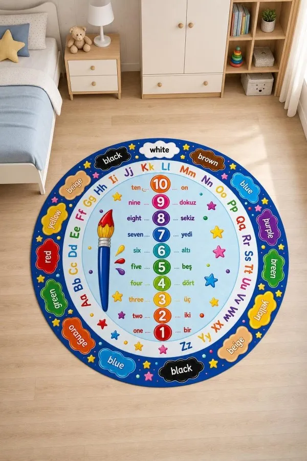 Çok renkli yuvarlak çocuk odası halısında alfabe harfleri, 1 10 rakamları, renk adları ve boya fırçası yer alır