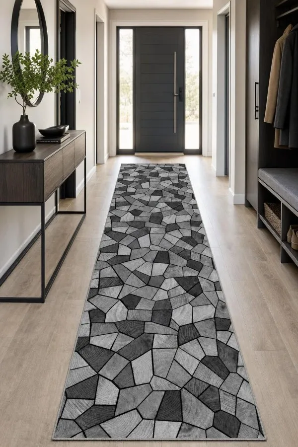 Antrede uzanan gri geometrik desenli dijital baskılı halı görünümündeki kesme rulo yolluk