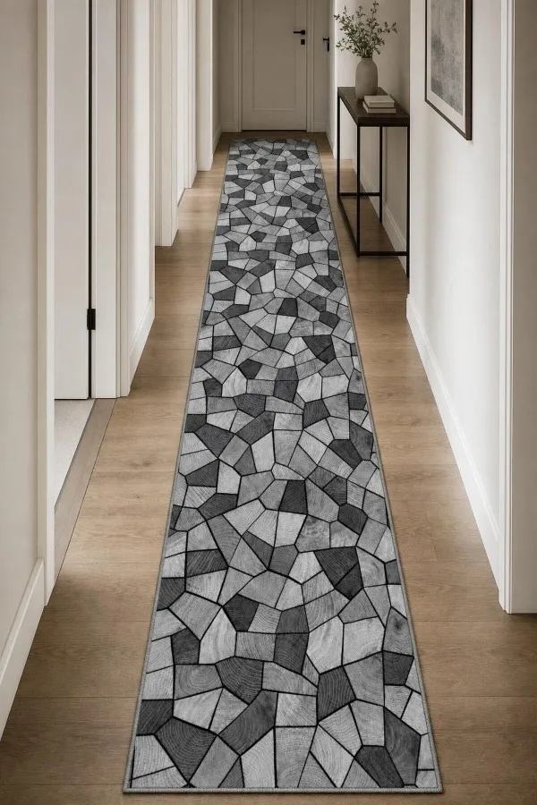 Antrede uzanan gri geometrik desenli dijital baskılı halı görünümündeki kesme rulo yolluk