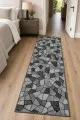 Antrede uzanan gri geometrik desenli dijital baskılı halı görünümündeki kesme rulo yolluk