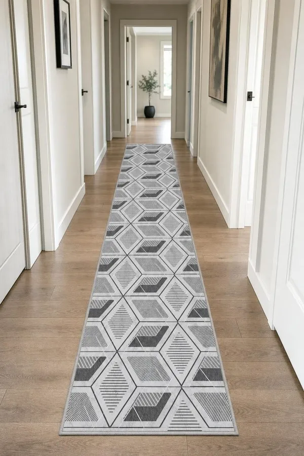 Mutfak geçişinde açık gri zeminli, siyah çizgili geometrik desenli modern koridor yolluğu