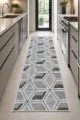 Mutfak geçişinde açık gri zeminli, siyah çizgili geometrik desenli modern koridor yolluğu