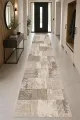 Yatak odası yanında bej tonlarda soyut panel ve çizgili blok desenli kesme rulo yolluk