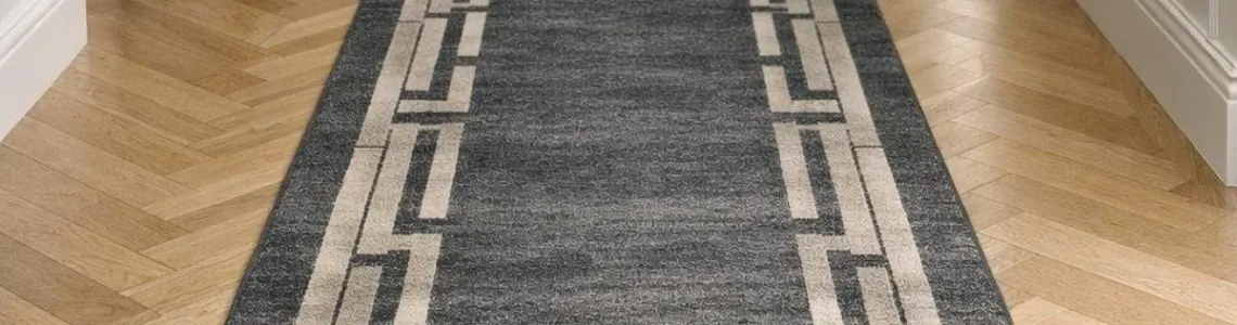 Kesme Rulo Yolluklarla Koridoru Tam Ölçü Kaplama Kesme Rulo Yolluklarla Koridoru Tam Ölçü Kaplama