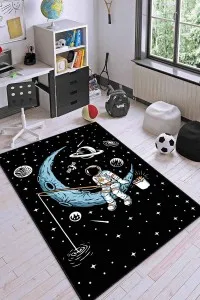 Siyah Kaymaz Taban Uzay Tema Astronotlu Çocuk Halısı AR1159 Siyah Kaymaz Taban Uzay Tema Astronotlu Çocuk Halısı AR1159