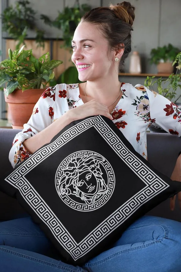 Versace Kırlent Siyah Çerçeveli Çift Taraflı Yastık Kırlent Kılıfı KRL307